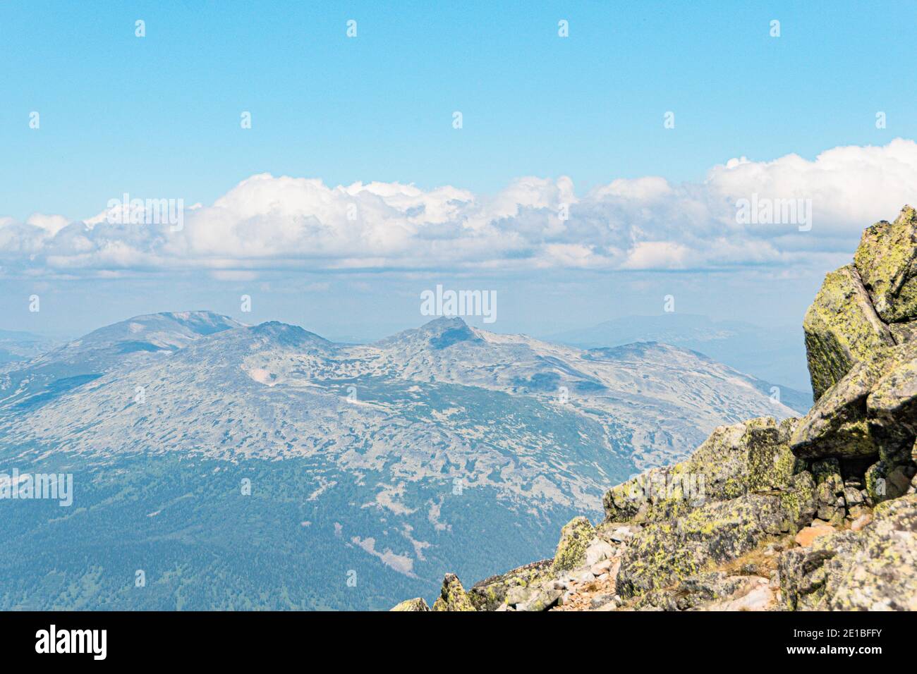 Blocs de crête contre le ciel. Escalade et voyage en montagne Banque D'Images