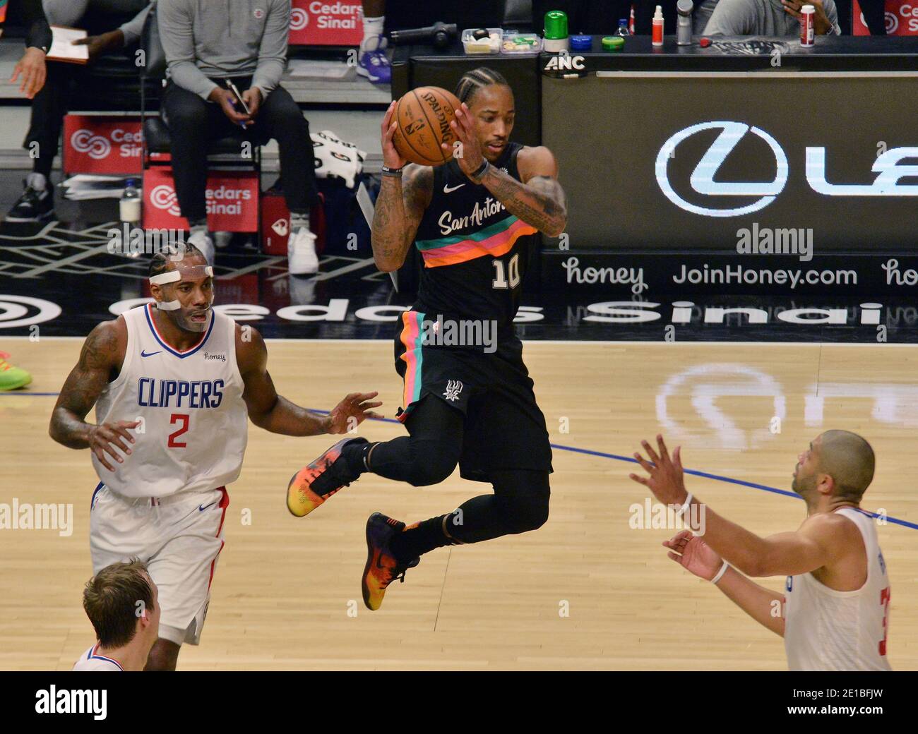 Los Angeles, États-Unis. 06e janvier 2021. DEMAR Rozan, de San Antonio Spurs, assure le rebond contre les défenseurs des Clippers de Los Angeles lors de la deuxième moitié de l'action au Staples Center de Los Angeles le mardi 5 janvier 2021. Les Spurs ont battu les Clippers 116-113 sur le tir manqué de trois points par Kawhi Leonard au bruiteur. Photo de Jim Ruymen/UPI crédit: UPI/Alay Live News Banque D'Images