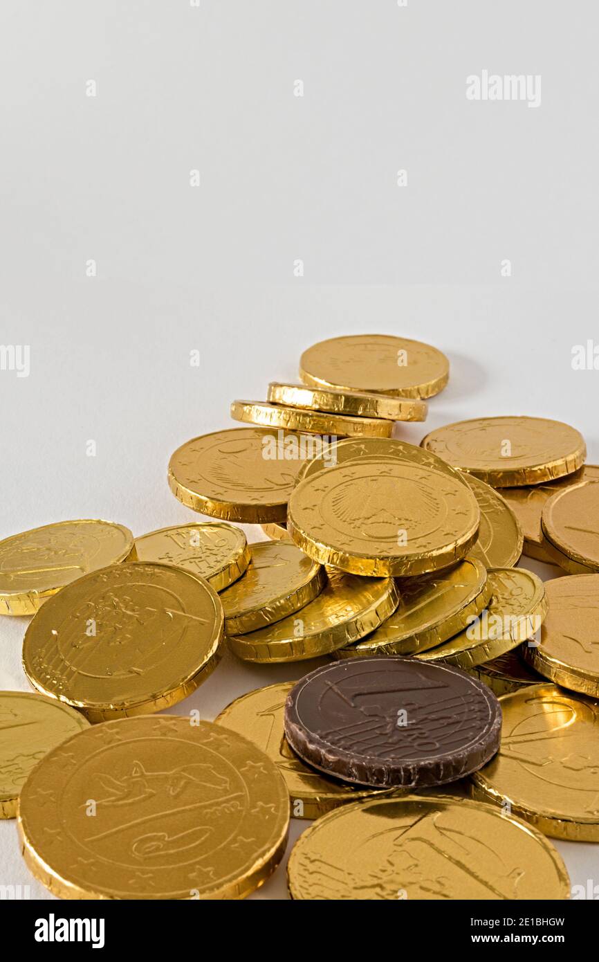 monete di cioccolato mucchio spagliate dans le verticale altra vista Banque D'Images