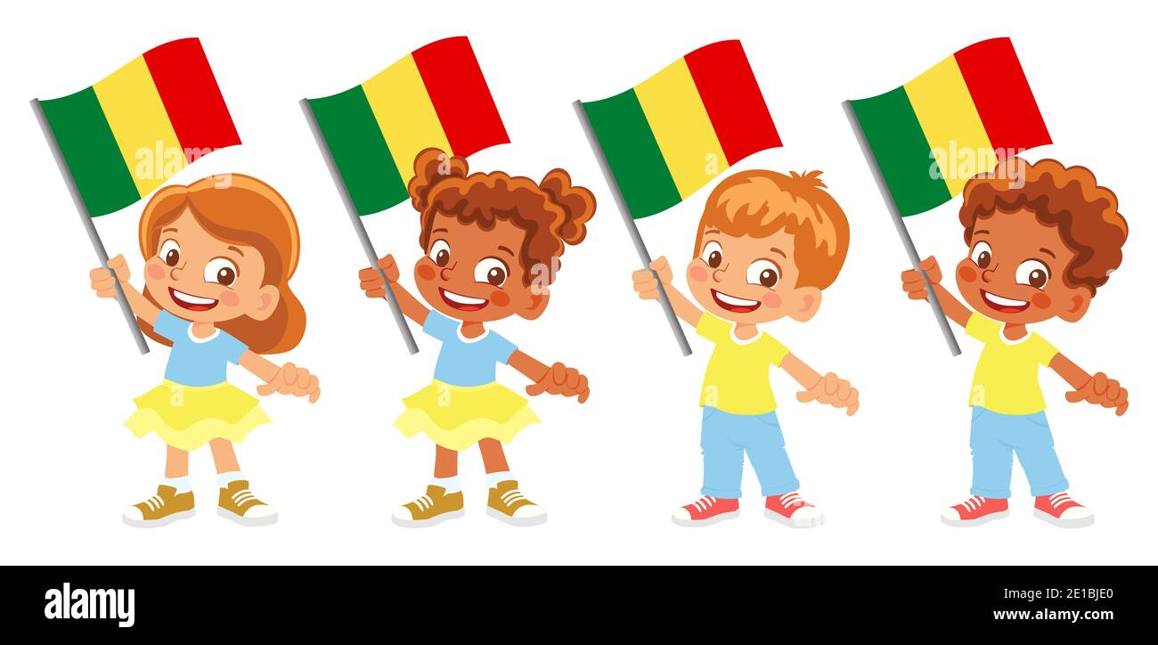 Drapeau du Mali en main. Drapeau de retenue des enfants. Drapeau national du Mali Banque D'Images