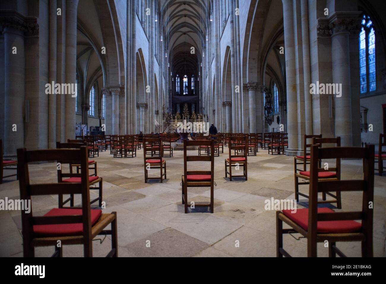 06 janvier 2021, Saxe-Anhalt, Magdebourg : présence de chaises vides pendant le service Epiphanie dans la cathédrale Saint Maurice et Catherine à Magdebourg. En raison de la propagation du coronavirus, seuls 100 participants ont été autorisés pour le service. Epiphany est un festival d'église très ancien et est célébré le 6 janvier. Le mot, dérivé du grec, signifie «apparence» et se réfère à l'apparence de Dieu dans le monde avec la naissance du Christ. En Saxe-Anhalt, le 6 janvier est un jour férié. Dans l'Église catholique, le 6 janvier est célébré comme 'Epiphanie' ou le jour des trois Rois. Photo: Klaus-Dietmar Gabbert Banque D'Images