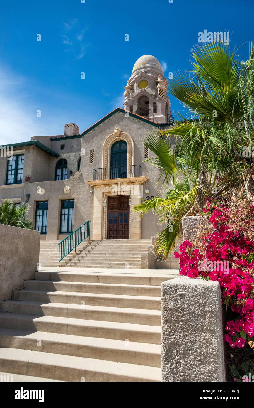 Curley School, 1919, maintenant Sonoran Desert Conference Center, Spanish Colonial Revival style, bougainvillea in Bloom, Ajo, Arizona, Etats-Unis Banque D'Images