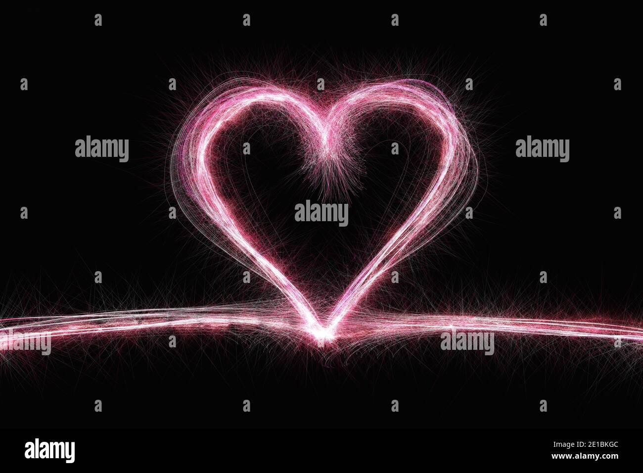 Coeur scintillant rose sur fond noir. Carte de Saint-Valentin Banque D'Images