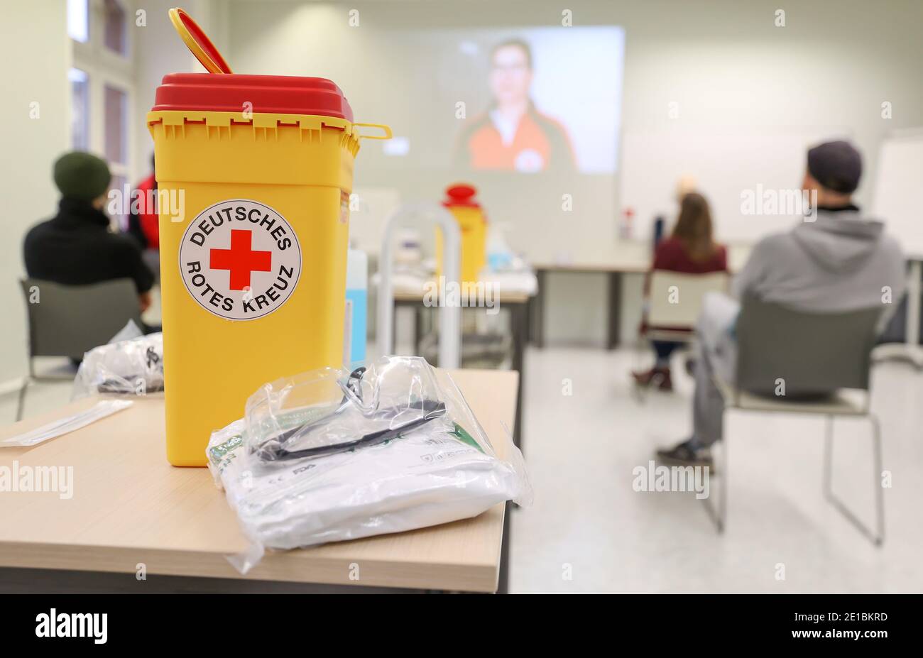 Leipzig, Allemagne. 06e janvier 2021. Les participants à un cours sur l'utilisation de tests rapides d'antigène pour le SRAS-VOV-2 se trouvent dans une salle de formation de la Croix-Rouge allemande (DRK). L'établissement d'enseignement du DRK en Saxe propose maintenant des cours pour les futurs testeurs rapides à Leipzig et Dresde. Des experts médicaux vous montreront comment mettre l'équipement de protection individuelle et, dans un exercice en tandem, la collecte de l'écouvillon sera effectuée. Le cours dure environ 60 minutes. Credit: Jan Woitas/dpa-Zentralbild/dpa/Alay Live News Banque D'Images