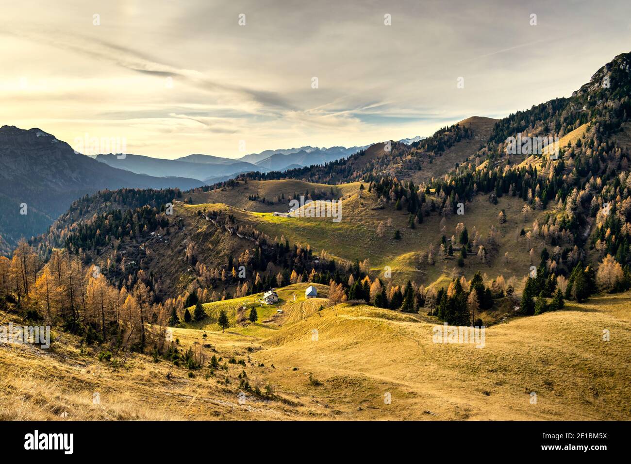 Panorama avec ciel nuageux, vallée, montagnes et pentes bordées d'arbres. Cesiomaggiore, Belluno, Italie Banque D'Images