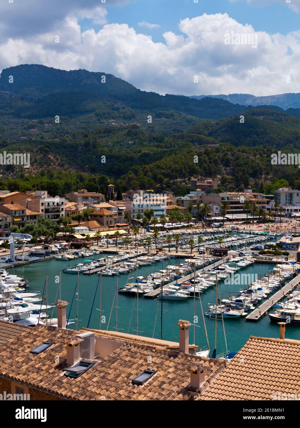 Bateaux dans le port de Port de Soller une station sur la côte nord-ouest de Majorque dans les îles Baléares d'Espagne avec des montagnes au loin. Banque D'Images