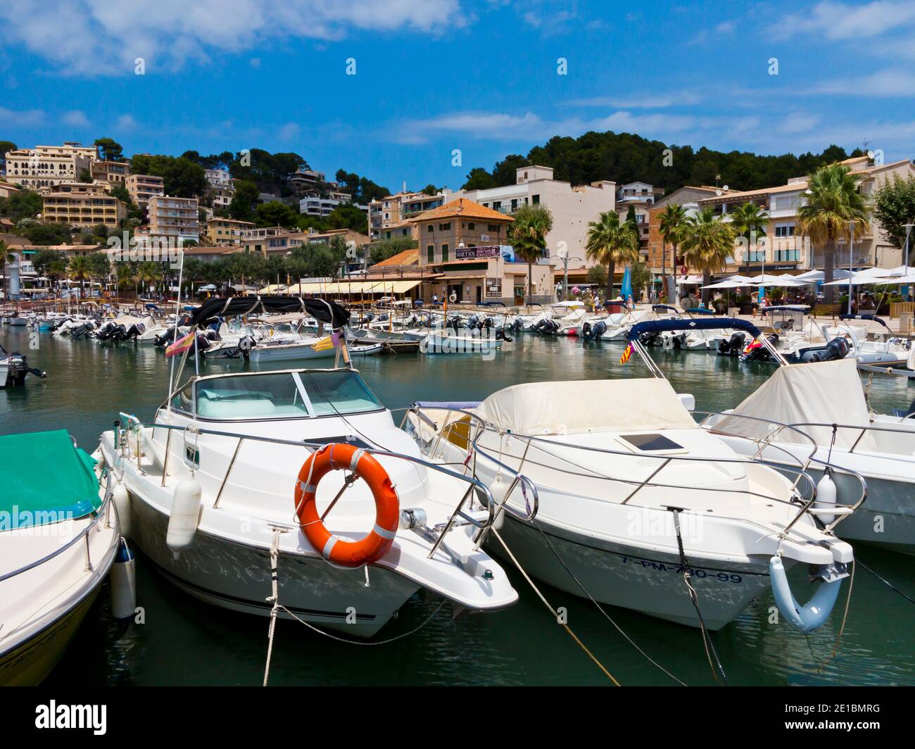 Bateaux dans le port de Port de Soller une station sur la côte nord-ouest de Majorque dans les îles Baléares d'Espagne avec des montagnes au loin. Banque D'Images