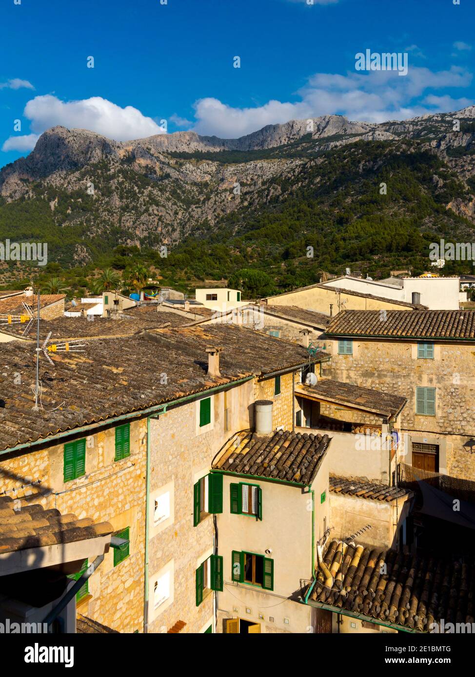 Vue sur les toits vers les montagnes de Serra de Tramuntana à Soller dans le nord-ouest de Majorque Espagne un site classé au patrimoine mondial de l'UNESCO. Banque D'Images