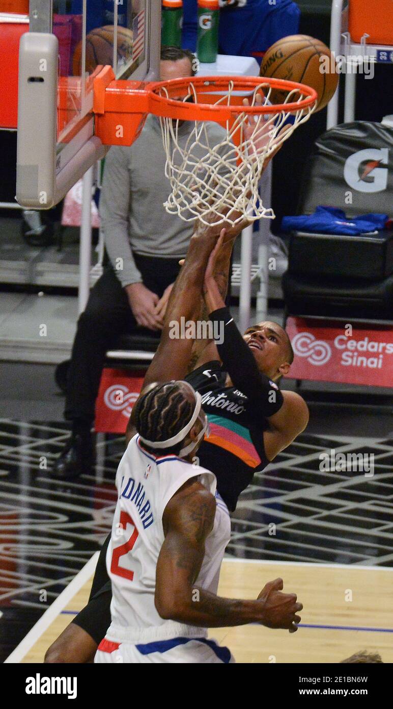 Los Angeles, États-Unis. 06e janvier 2021. Kawhi Leonard de Los Angeles Clippers bloque le tir de DEMAR de San Antonio Spurs pendant la première moitié de l'action au Staples Center de Los Angeles, le mardi 5 janvier 2021. Batum récupéré et marqué sur le jeu. Les Spurs ont battu les Clippers 116-113 sur le tir manqué de trois points par Kawhi Leonard au bruiteur. Photo de Jim Ruymen/UPI crédit: UPI/Alay Live News Banque D'Images