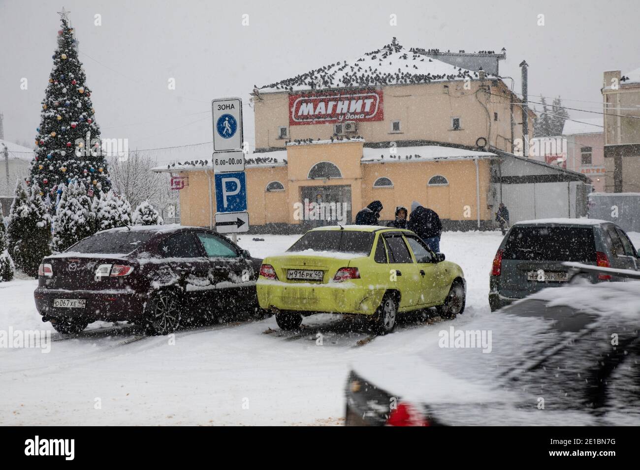 Borovsk, Russie. 2 janvier 2021 vue de la place centrale et du magasin de Magnit lors d'une chute de neige anormale dans la petite ville de Borovsk, région de Kaluga, Russie Banque D'Images