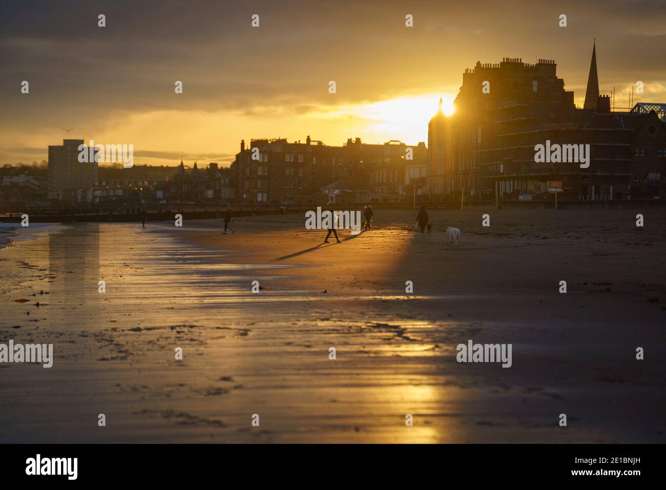 Portobello, Écosse, Royaume-Uni. 6 janvier 2021. Les membres du public ont vu tôt un lever de soleil spectaculaire sur la plage de Portobello. La plage est encore populaire avec les nageurs en eau libre et les randonneurs de chien pendant le verrouillage. Le public maintenait généralement la distanciation sociale et l'exercice en plein air est autorisé en vertu des règles strictes de verrouillage national. Iain Masterton/Alay Live News Banque D'Images