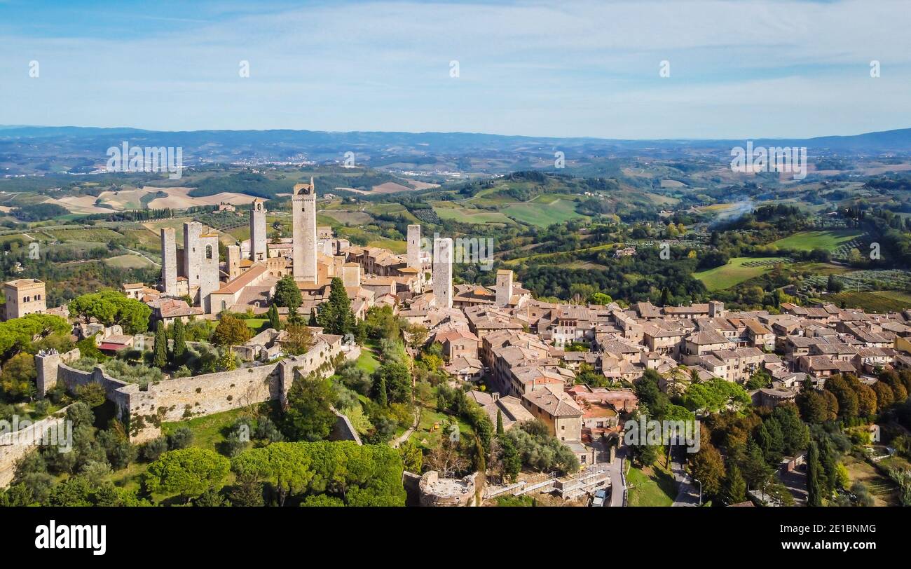 Vue aérienne de l'ancien village étrusque de San Gimignano dans la région toscane de l'Italie. Banque D'Images