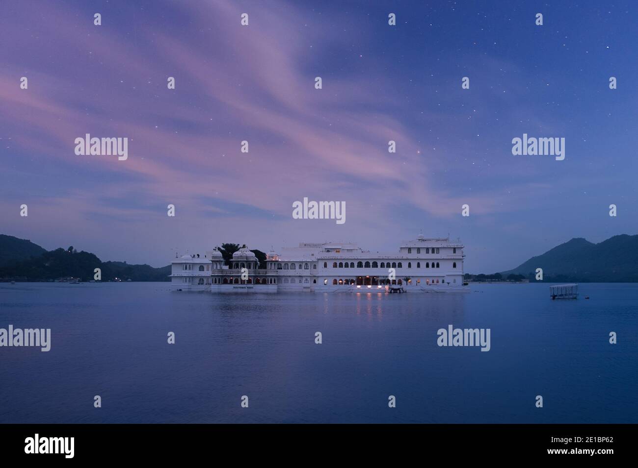 La vision du patrimoine Hôtel de Ambarai Ghat, le lac Pichola, Udaipur Vieille Ville, Rajasthan, Inde Banque D'Images