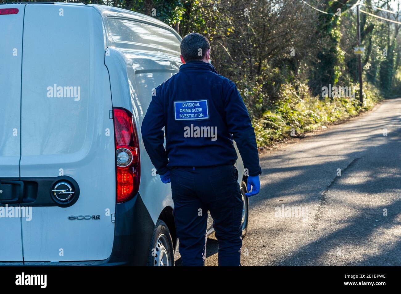 Midleton, Comté de Cork, Irlande. 6 janvier 2021. Des restes de squelette ont été trouvés sur la voie de verdure entre Midleton et Youghal la nuit dernière, juste à l'extérieur de Midleton. Gardai a la route menant à la découverte scellé. Un officier de garde arrive sur les lieux. Le pathologiste doit examiner les restes cet après-midi. Crédit : AG News/Alay Live News Banque D'Images