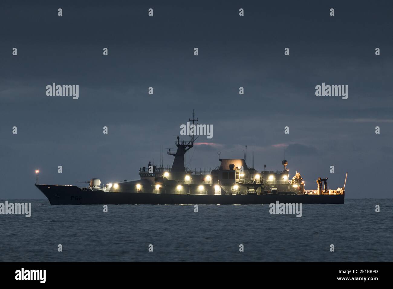 Myrtleville, Cork, Irlande. 06e janvier 2021. Navire du service naval irlandais LÉ James Joyce à l'ancre avant l'aube au large de Myrtleville, Co. Cork, Irlande. - crédit; David Creedon / Alamy Live News Banque D'Images