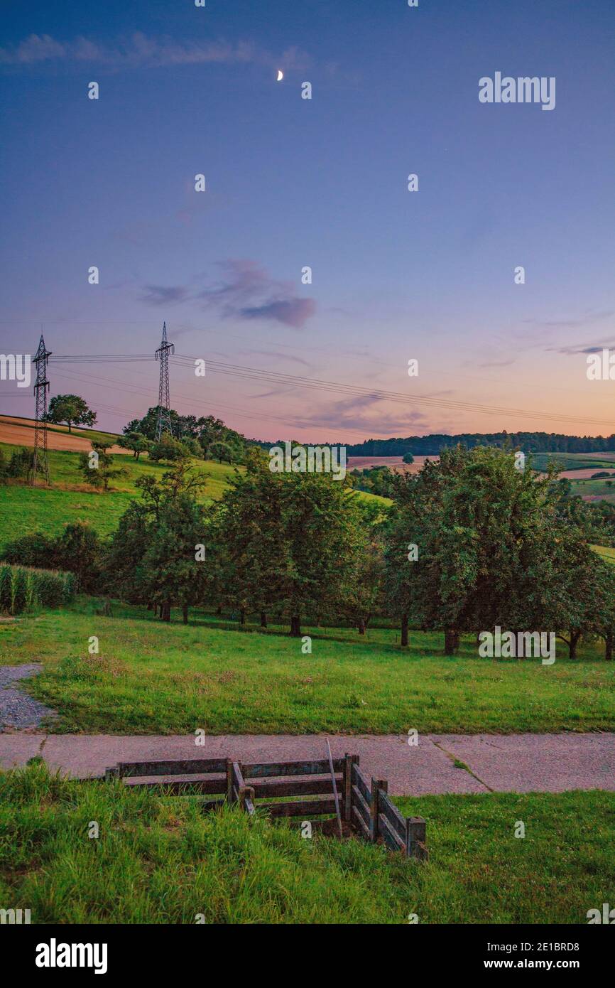 Coucher de soleil d'été sur le pays vallonné de 'Kraichgau' situé dans Sud de l'Allemagne Banque D'Images