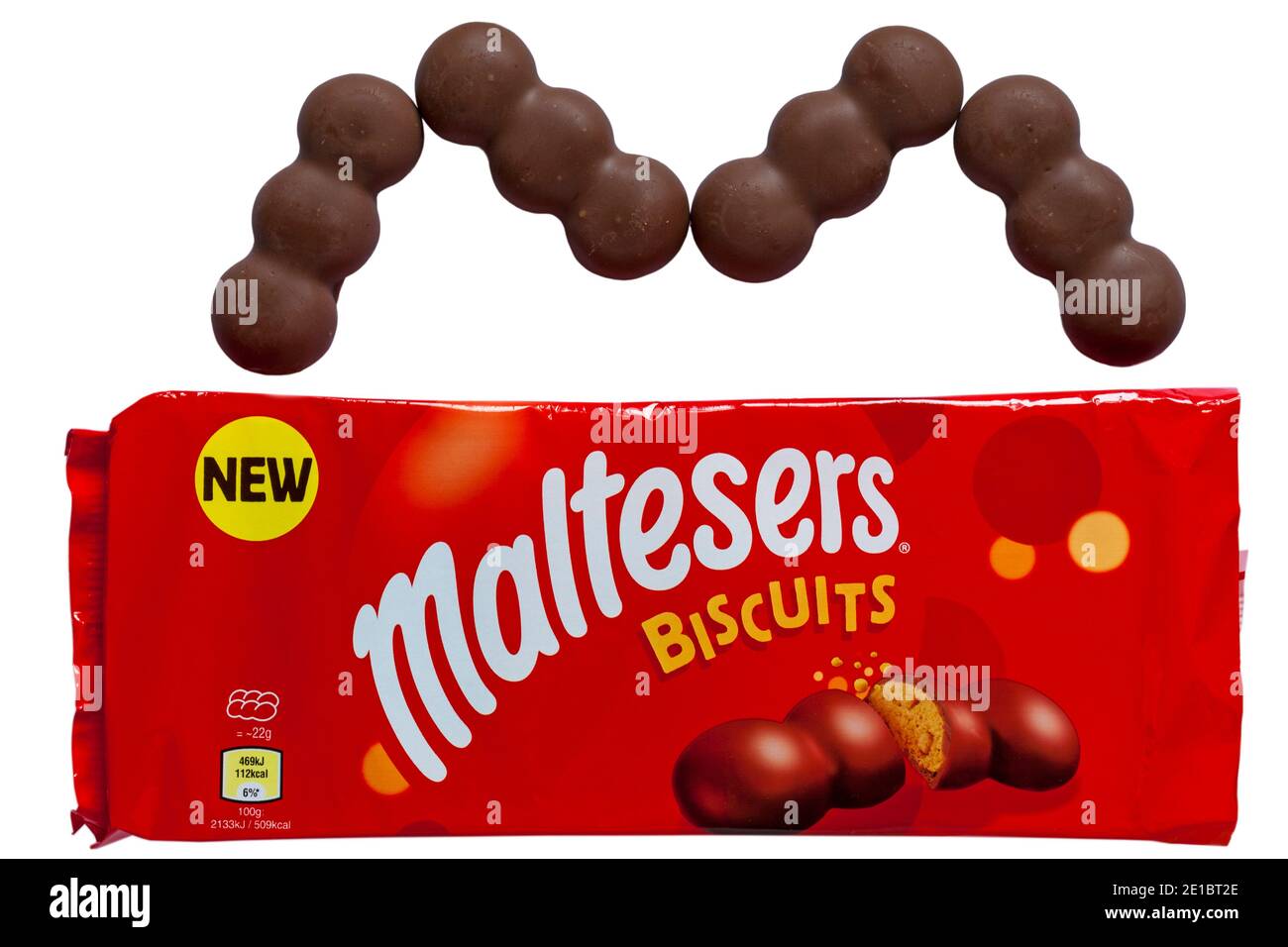 Paquet de nouveaux biscuits Maltesers ouvert pour montrer le contenu de l'ensemble sur fond blanc - biscuits contenant des morceaux de nid d'abeille croustillants enrobés dans le chocolat au lait Banque D'Images