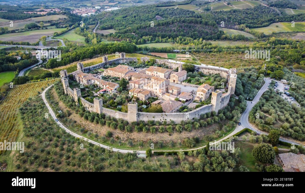 Vue aérienne du village médiéval de Monteriggioni s'élève à l'extrémité sud-ouest de la région du Chianti, en italie, en Europe Banque D'Images