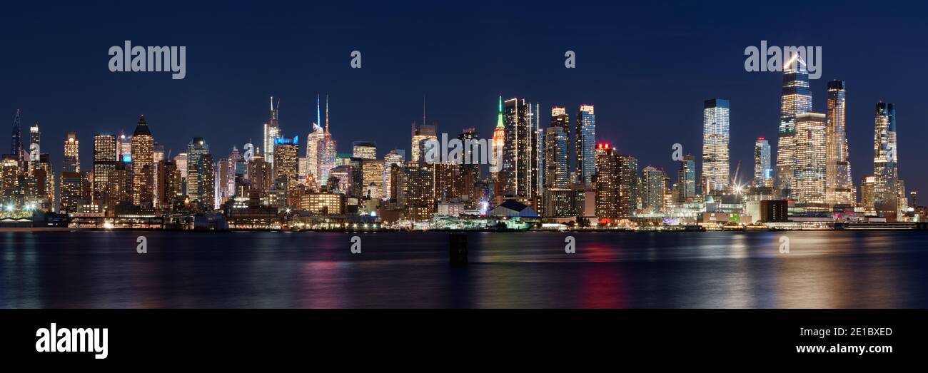 Les gratte-ciel de Manhattan au crépuscule (Hudson yards). Paysage urbain Midtown West de l'autre côté de l'Hudson River, New York City, NY, USA Banque D'Images