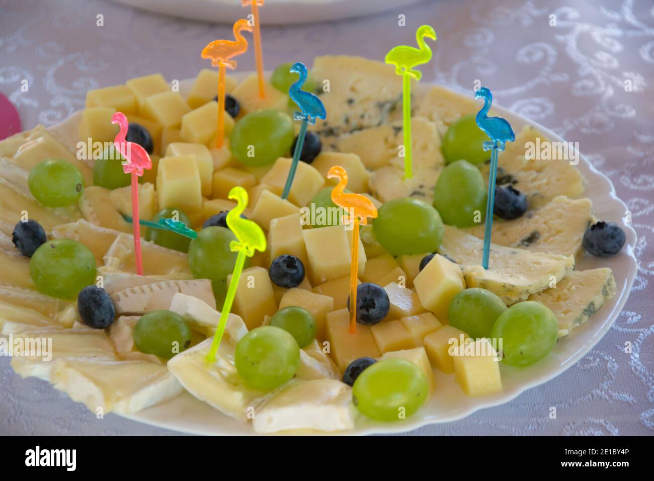 Assiette de fromages avec brie, camembert, fromage bleu, Gorgonzola, fromage bulgare en service sur la table, concept de fête, hors-d'œuvre pour la fête Banque D'Images