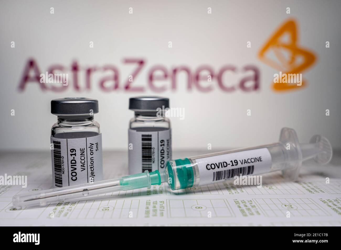 NIMÈGUE, PAYS-BAS - JANVIER 5 : illustration du coronavirus / vaccin Covid-19. Flacons et seringue devant l'illustration du logo AstraZeneca /. Vaccin Banque D'Images