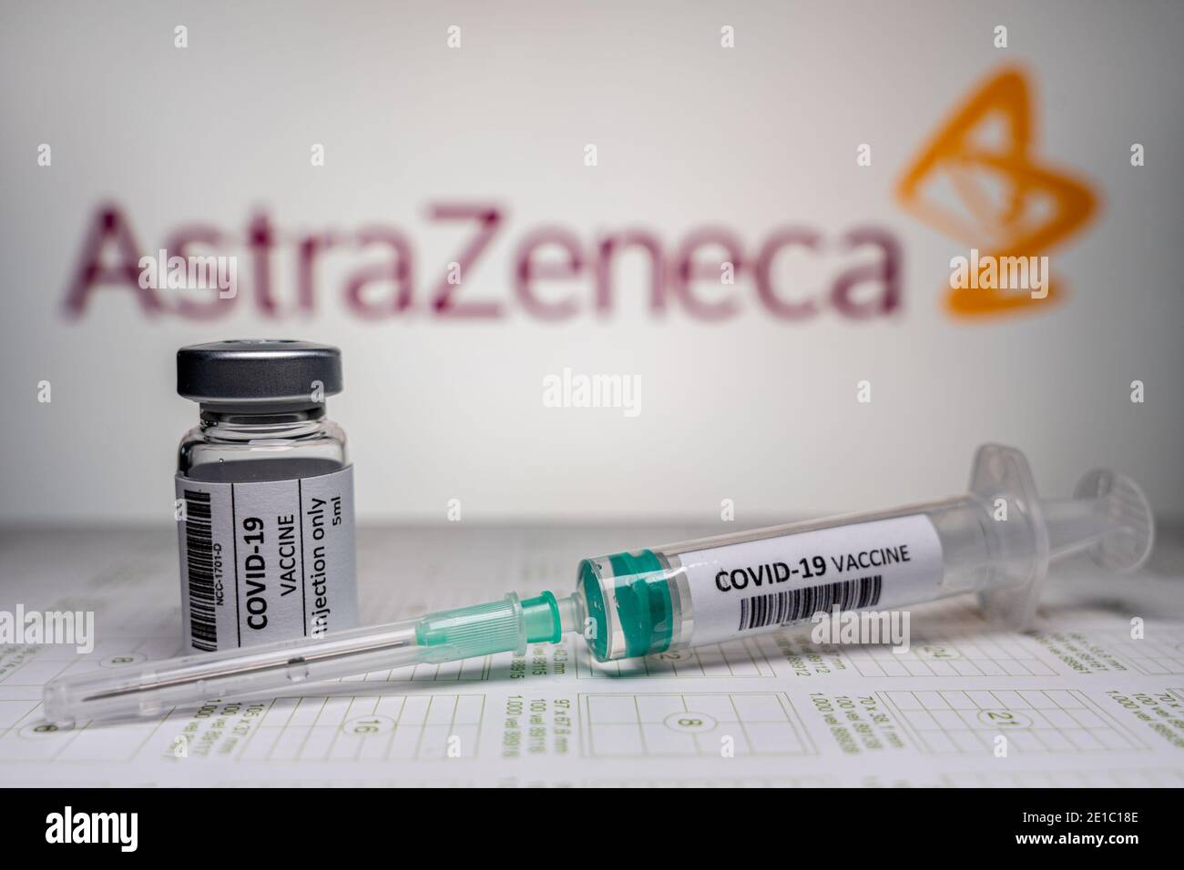 NIMÈGUE, PAYS-BAS - JANVIER 5 : illustration du coronavirus / vaccin Covid-19. Flacon et seringue devant l'illustration du logo AstraZeneca /. Vaccin Banque D'Images