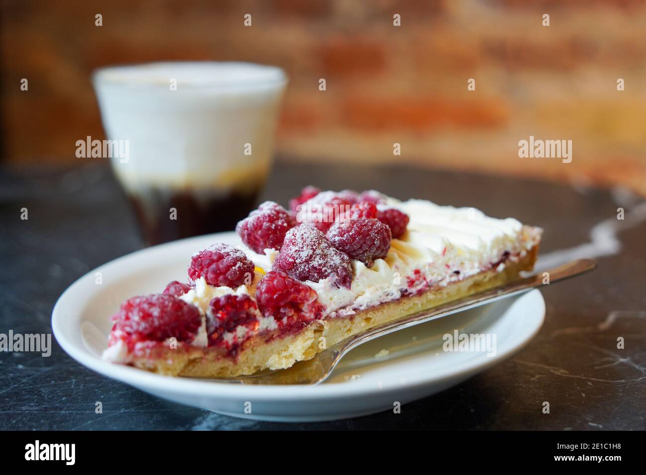 Tarte délicieuse à la framboise servie avec du cappuccino Banque D'Images