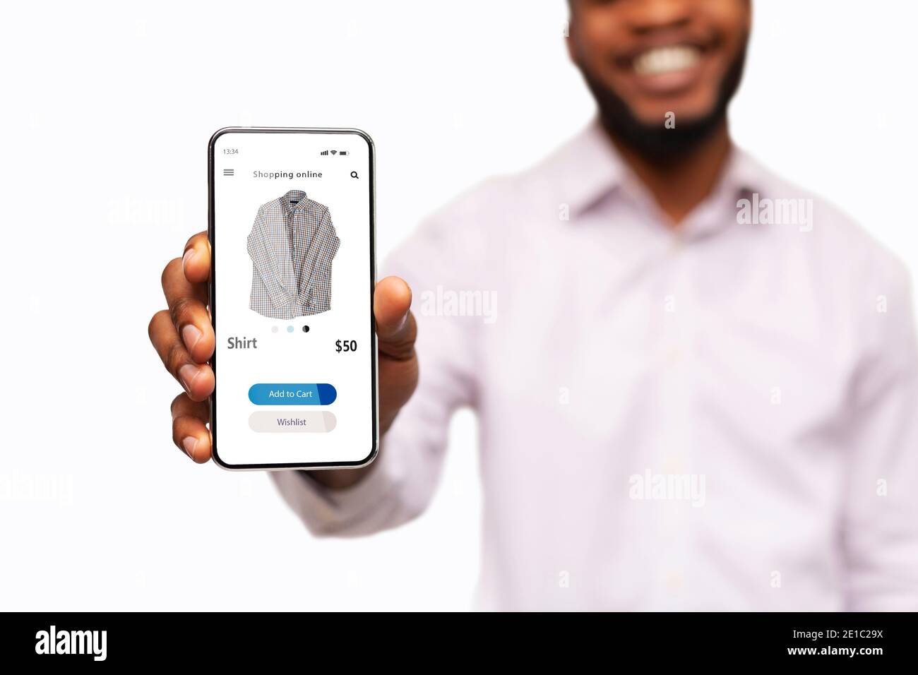 Homme montrant le téléphone avec le site Web de magasin de vêtements en ligne Banque D'Images