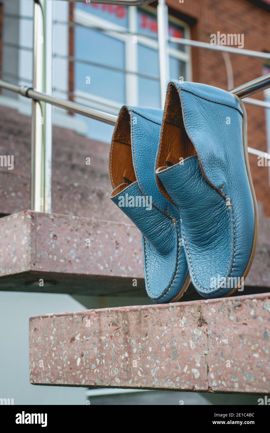 chaussures pour hommes mocassins couleur bleue. photo dans la rue Banque D'Images