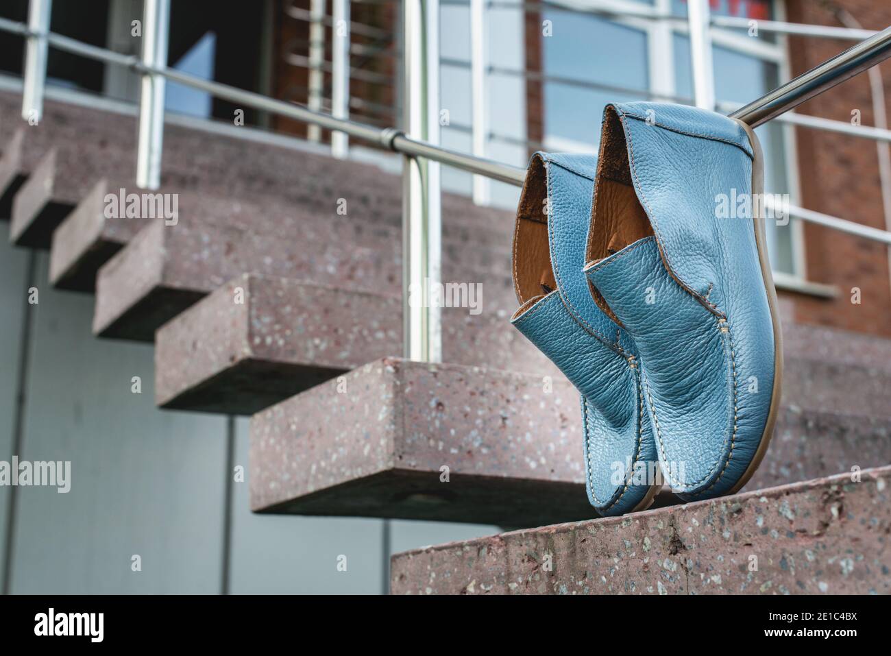 chaussures pour hommes mocassins couleur bleue. photo dans la rue Banque D'Images