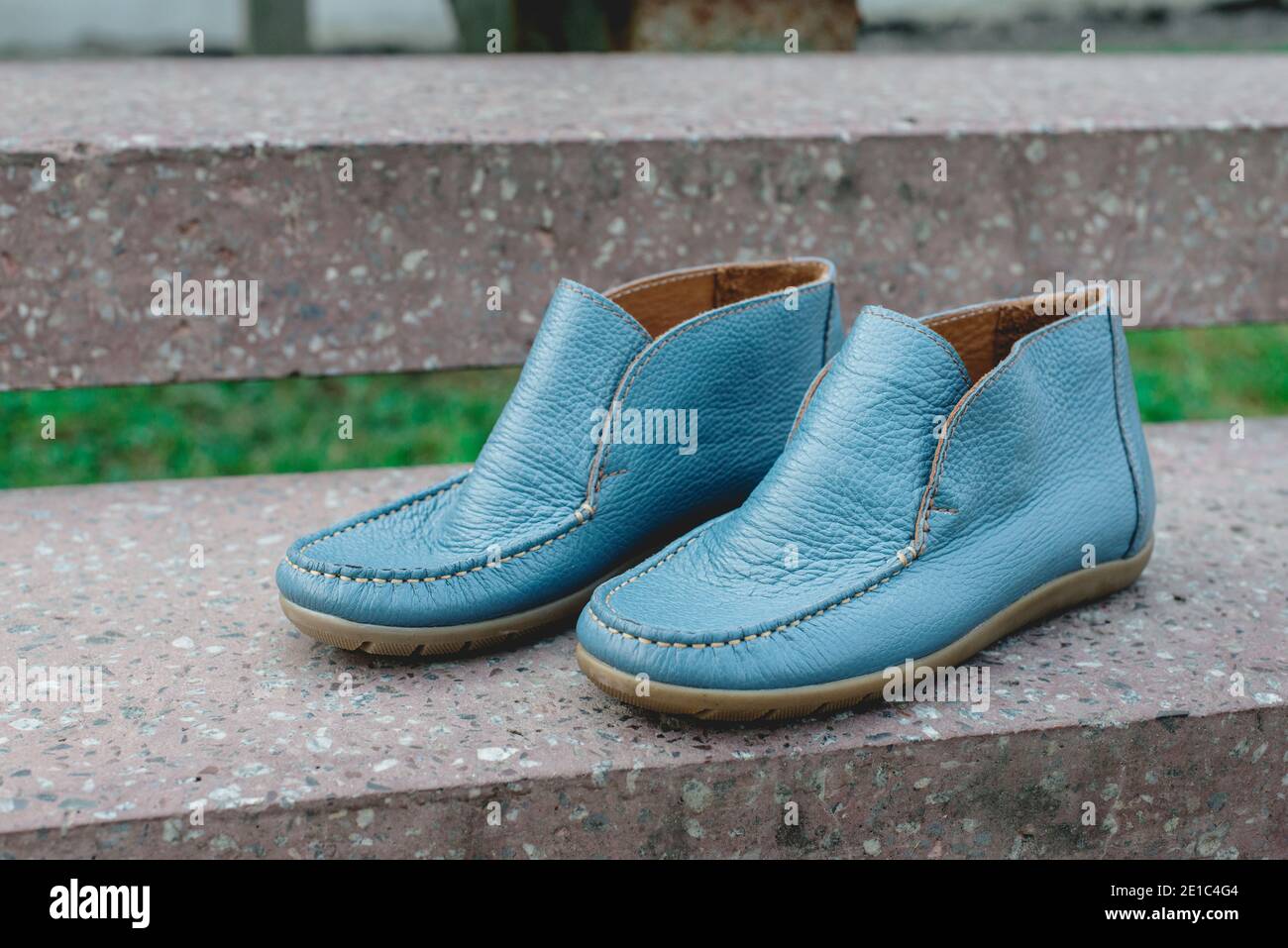 chaussures pour hommes mocassins couleur bleue. photo dans la rue Banque D'Images