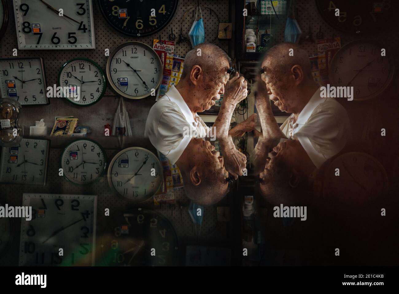 Pékin, Malaisie. 5 décembre 2020. Wai Wah, un réparateur de montres, travaille à l'atelier de réparation de montres Yoke Chong à Klang, dans l'État de Selangor, en Malaisie, le 5 décembre 2020. Wai Wah, 84 ans, a fixé des montres et des horloges depuis le milieu des années 1950. Il est maintenant le seul réparateur de montres qui travaille encore à l'âge de plus de 80 ans, dans l'un des quatre magasins de montres de l'ancien Klang. Credit: Zhu Wei/Xinhua/Alay Live News Banque D'Images