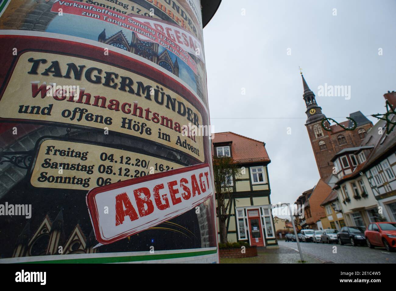 06 janvier 2021, Saxe-Anhalt, Tangermünde: «annulé» est écrit sur une affiche sur un pilier publicitaire qui attire l'attention sur le marché de Noël de Tangermünde et les cours ouvertes de l'Avent. Le gouvernement de Saxe-Anhalt veut mettre en place un pot spécial pour financer les conséquences de la pandémie de Corona - et prendre plus de dette pour le faire. Photo: Klaus-Dietmar Gabbert/dpa-Zentralbild/dpa Banque D'Images