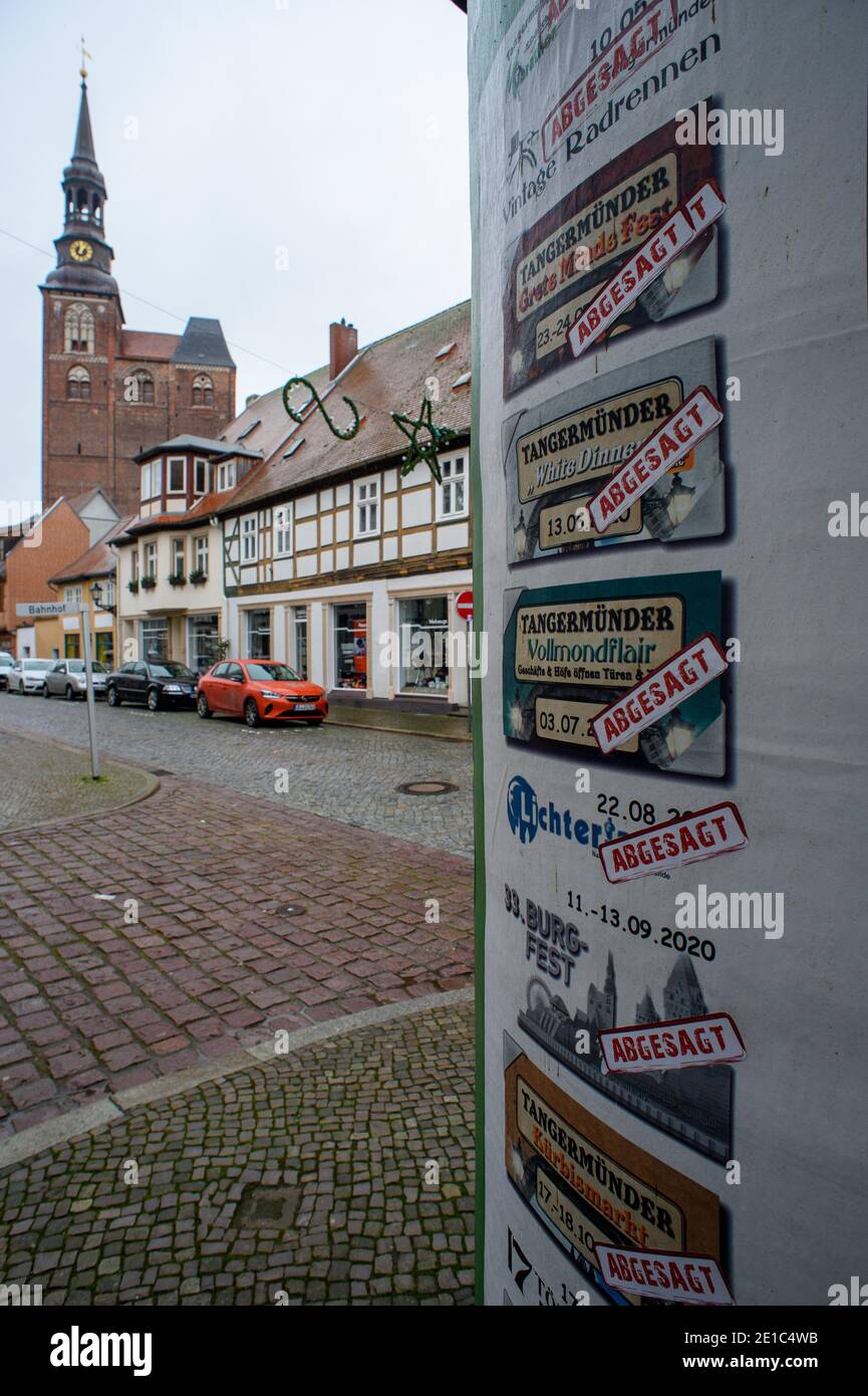 06 janvier 2021, Saxe-Anhalt, Tangermünde: 'Annulé' est écrit sur une affiche sur un pilier publicitaire, attirant l'attention sur les événements de 2020. Le gouvernement de Saxe-Anhalt veut mettre en place un pot spécial pour financer les conséquences de la pandémie de Corona - et prendre plus de dette pour le faire. Photo: Klaus-Dietmar Gabbert/dpa-Zentralbild/dpa Banque D'Images