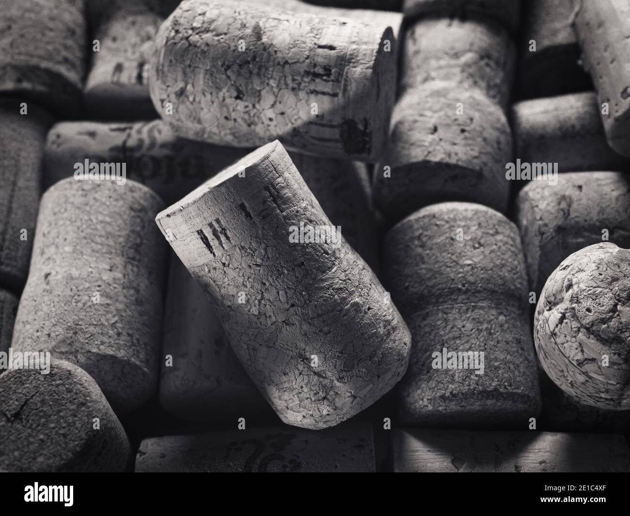 Gros plan sur une image large en noir et blanc cadre de bouchons de bouteilles de vin Banque D'Images