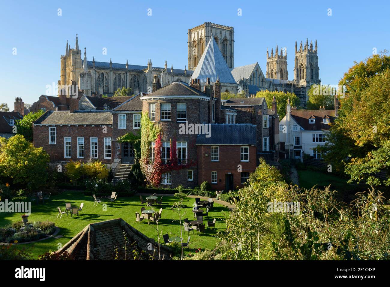 2 bâtiments historiques de première classe - église Minster et hôtel et jardin Gray's court - depuis les murs de la ville dans la ville pittoresque de York, North Yorkshire, Angleterre, Royaume-Uni. Banque D'Images