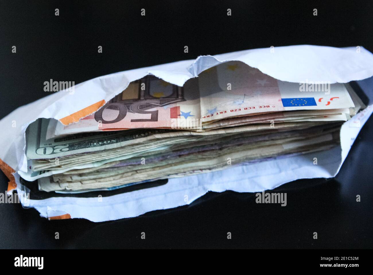 Un mélange de différentes devises, de roubles, de dollars et d'euros. Banque D'Images