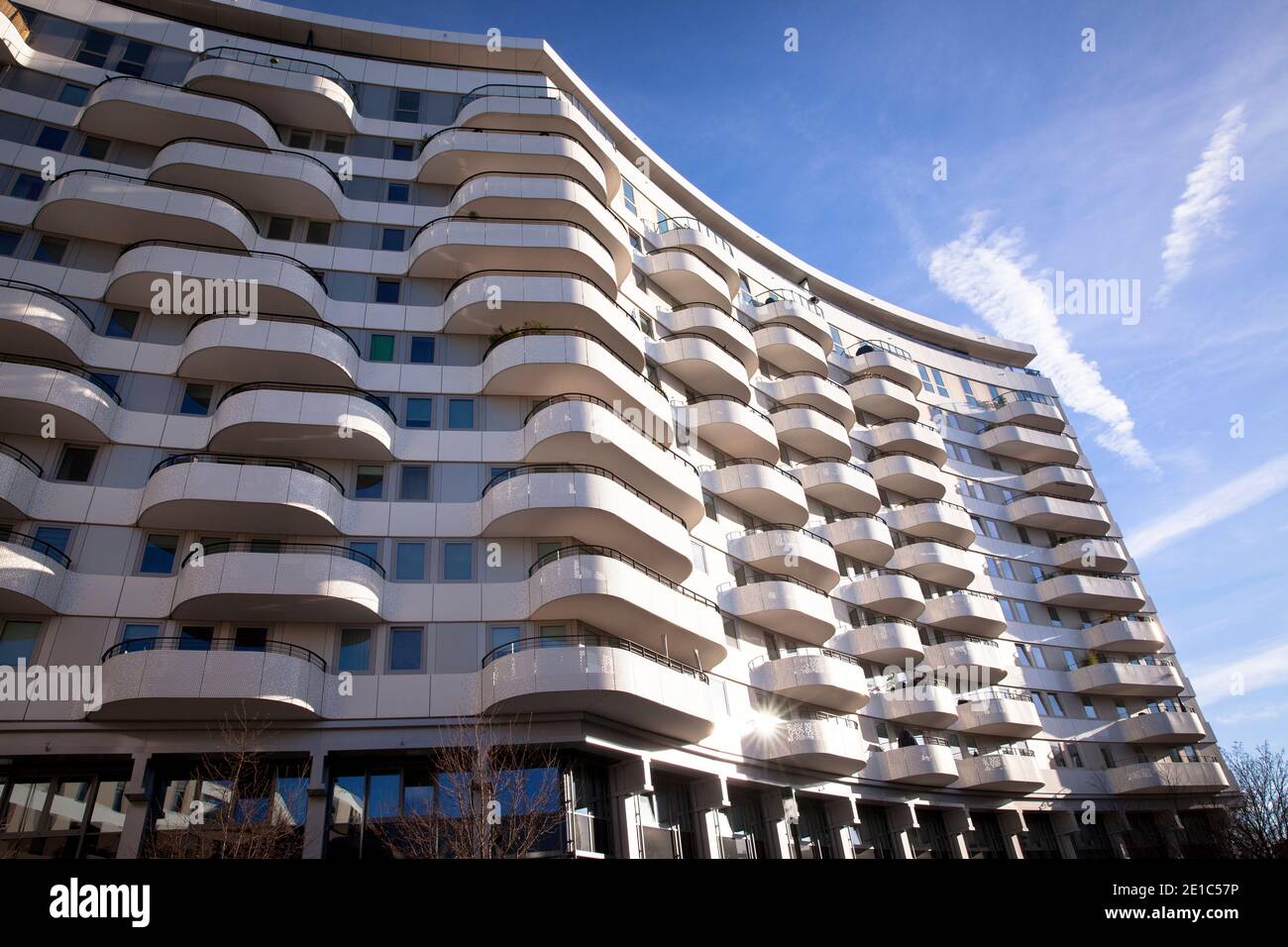 Balcons de l'immeuble d'appartements Flow Tower dans le quartier Bayenthal, Cologne, Allemagne. Balkon des Flow Tower im Stadtteil Bayenthal, Koeln, Deu Banque D'Images