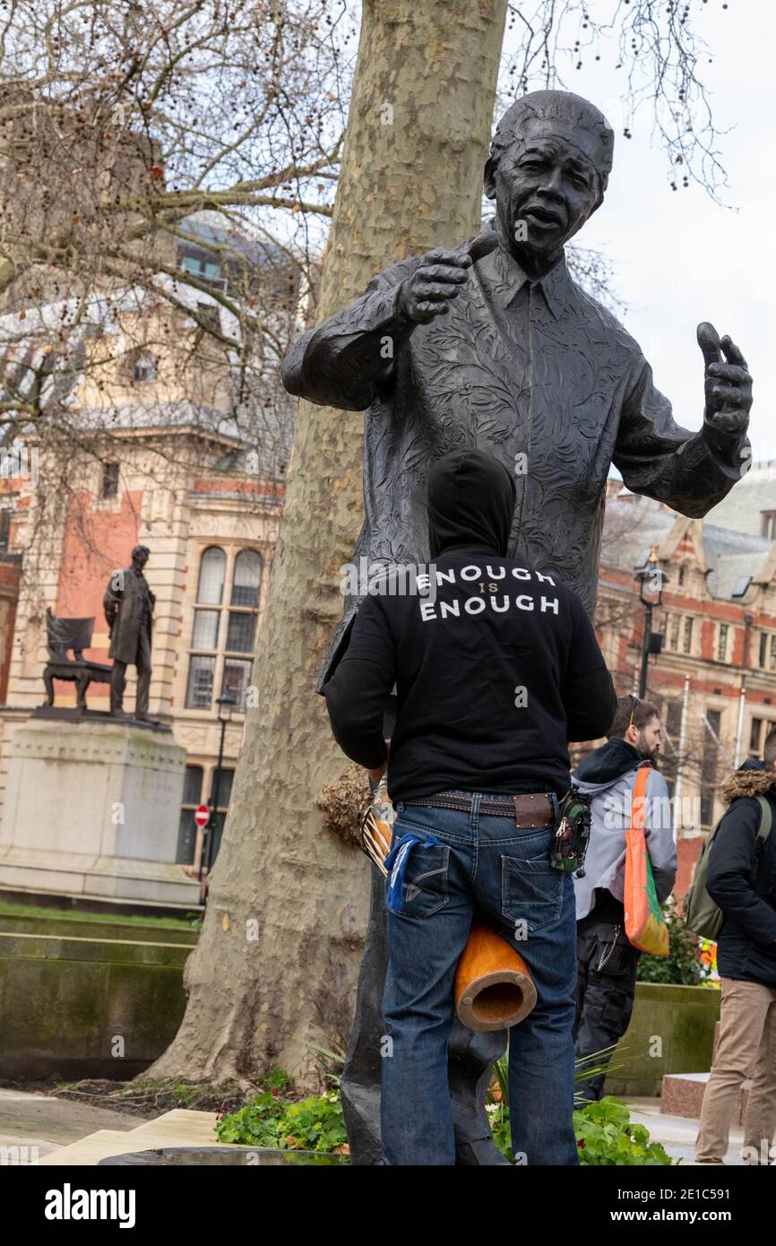 Londres, Royaume-Uni. 6 janvier 2021. De petits groupes de manifestants anti-verrouillage se trouvaient sur la place du Parlement pour le rappel d'un jour du Parlement britannique. La police métropolitaine a arrêté de nombreux manifestants en utilisant les règlements de verrouillage. Crédit : Ian Davidson/Alay Live News Banque D'Images