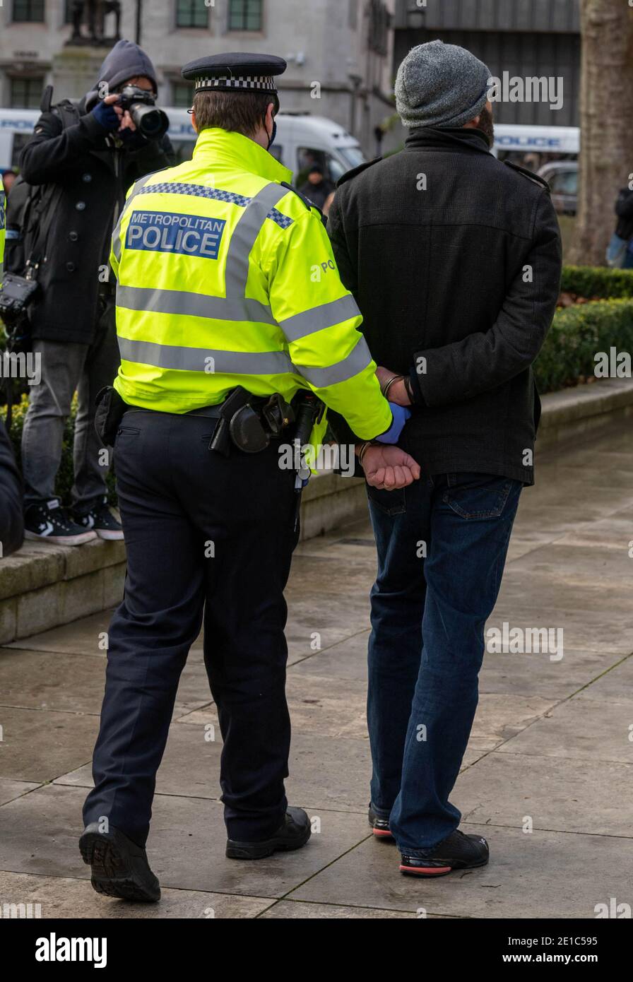 Londres, Royaume-Uni. 6 janvier 2021. De petits groupes de manifestants anti-verrouillage se trouvaient sur la place du Parlement pour le rappel d'un jour du Parlement britannique. La police métropolitaine a arrêté de nombreux manifestants en utilisant les règlements de verrouillage. Crédit : Ian Davidson/Alay Live News Banque D'Images