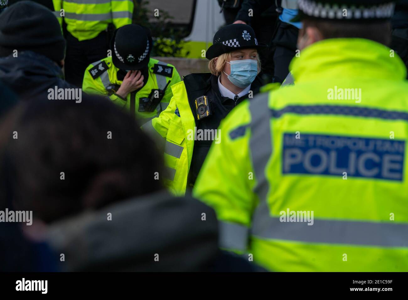 Londres, Royaume-Uni. 6 janvier 2021. De petits groupes de manifestants anti-verrouillage se trouvaient sur la place du Parlement pour le rappel d'un jour du Parlement britannique. La police métropolitaine a arrêté de nombreux manifestants en utilisant les règlements de verrouillage. Crédit : Ian Davidson/Alay Live News Banque D'Images