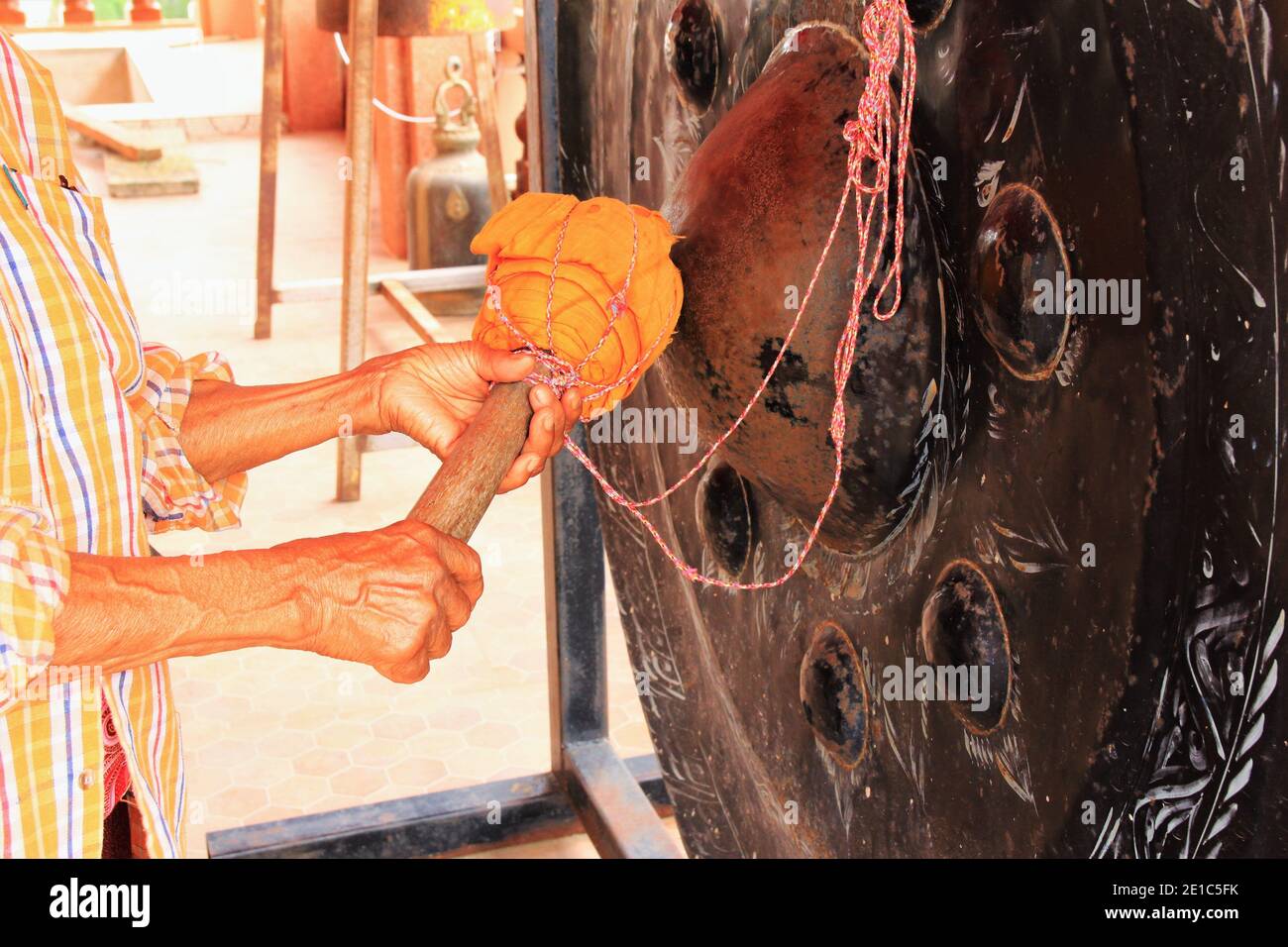 Frapper le gong, c'est croire au bouddhisme en Thaïlande que si vous frappez le gong trois fois dans le temple vous serez dans la chance. Stock photo Banque D'Images