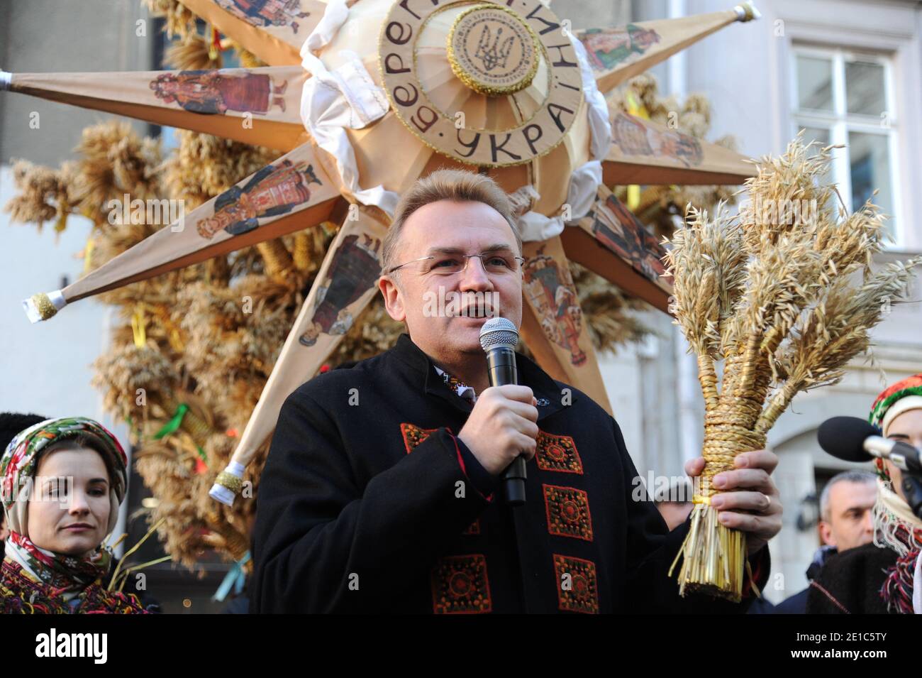 Lviv, Ukraine. 06e janvier 2021. Le maire, Andrii Sadovyi, parle lors du  défilé orthodoxe de célébration du jour de Noël dans le centre-ville de  Lviv. Les croyants ukrainiens célèbrent le jour de