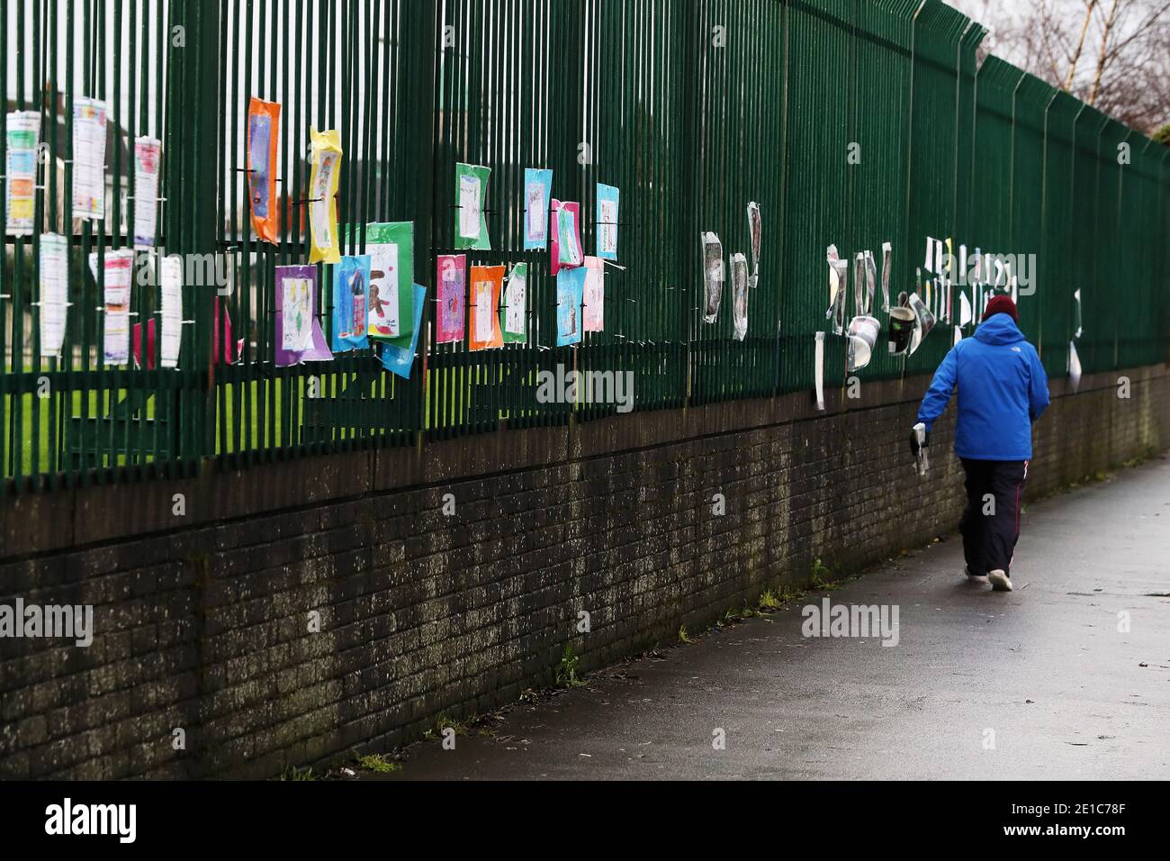 Des dessins d'enfants d'école sont affichés sur une clôture dans une école primaire du côté nord de Dublin, alors que le Cabinet se réunit pour examiner une série de nouvelles restrictions visant à enrayer la pandémie, suite à de nouvelles propositions présentées par un sous-comité du Cabinet, y compris la fermeture d'écoles, de chantiers et de crèches. Banque D'Images