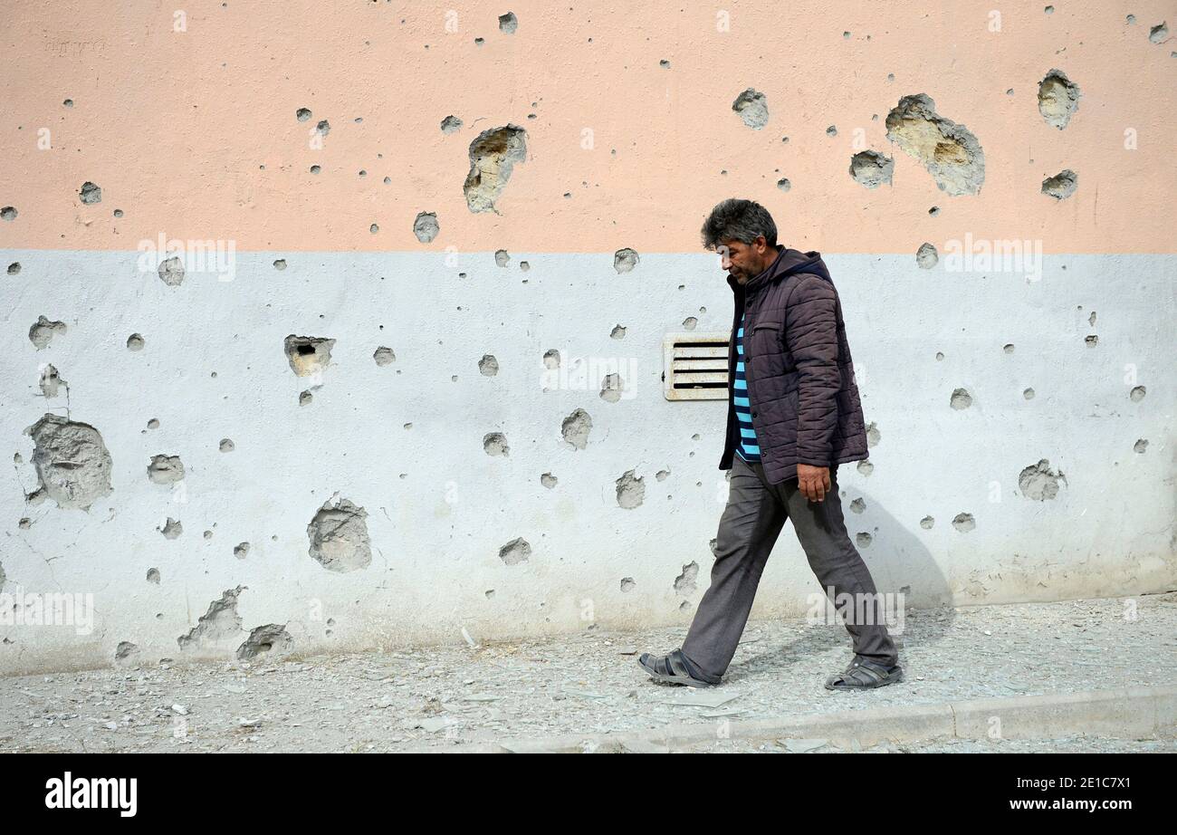 Pékin, Chine. 29 septembre 2020. La photo prise le 29 septembre 2020 montre un homme marchant près d'une maison endommagée lors d'affrontements dans le district de Tartar, en bordure de la région du Haut-Karabakh. Credit: Tofik Babayev/Xinhua/Alay Live News Banque D'Images