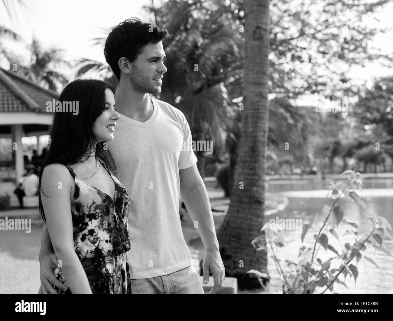 Young Hispanic couple relaxing in the park ensemble Banque D'Images