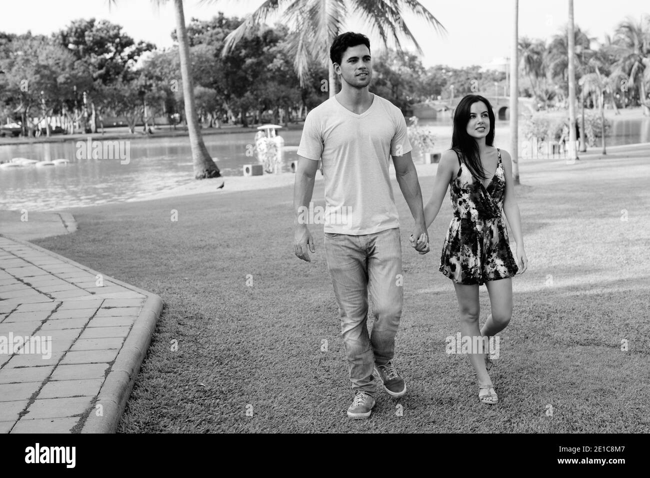 Young Hispanic couple relaxing in the park ensemble Banque D'Images