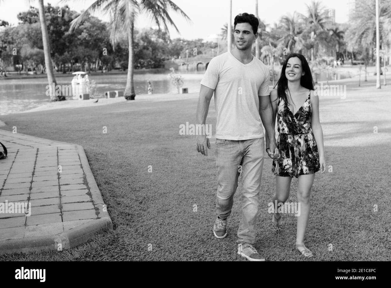 Young Hispanic couple relaxing in the park ensemble Banque D'Images
