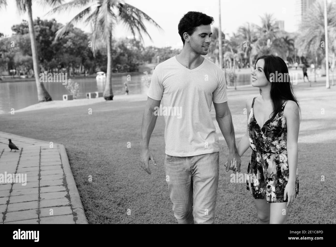 Young Hispanic couple relaxing in the park ensemble Banque D'Images