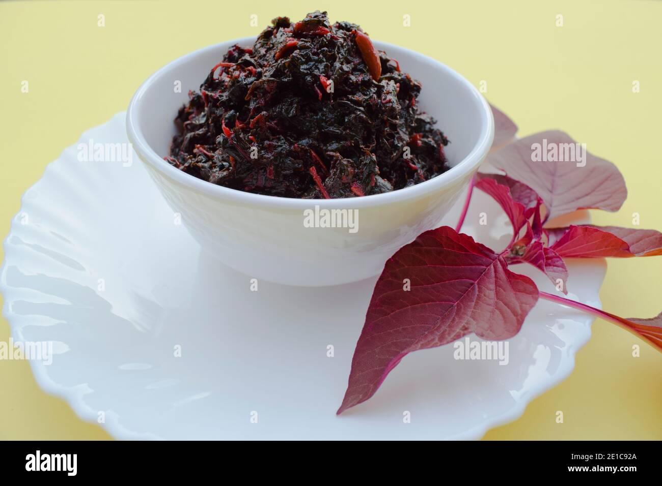 Feuilles rouges de chowli bhaji ou d'Amaranth . Le curry indien sabji est fait de feuilles d'amaranth d'épinards rouges fraîches. Délicieux plat servi dans un bol blanc Banque D'Images